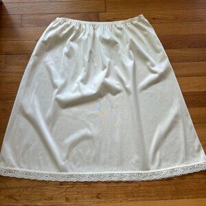 Vanity Fair Womens Nylon Half Slip With Lace Trim Cream Size L 24" Length